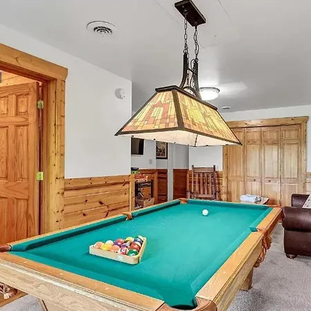 The Woodshed -Peaceful 3 Level Cabin Ideally Located With Pool Table, Hot Tub, Wi-Fi